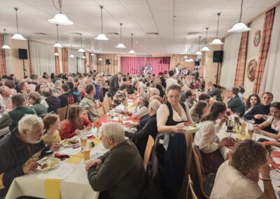 Dorfabend Schwindegg 2025. Saalansicht